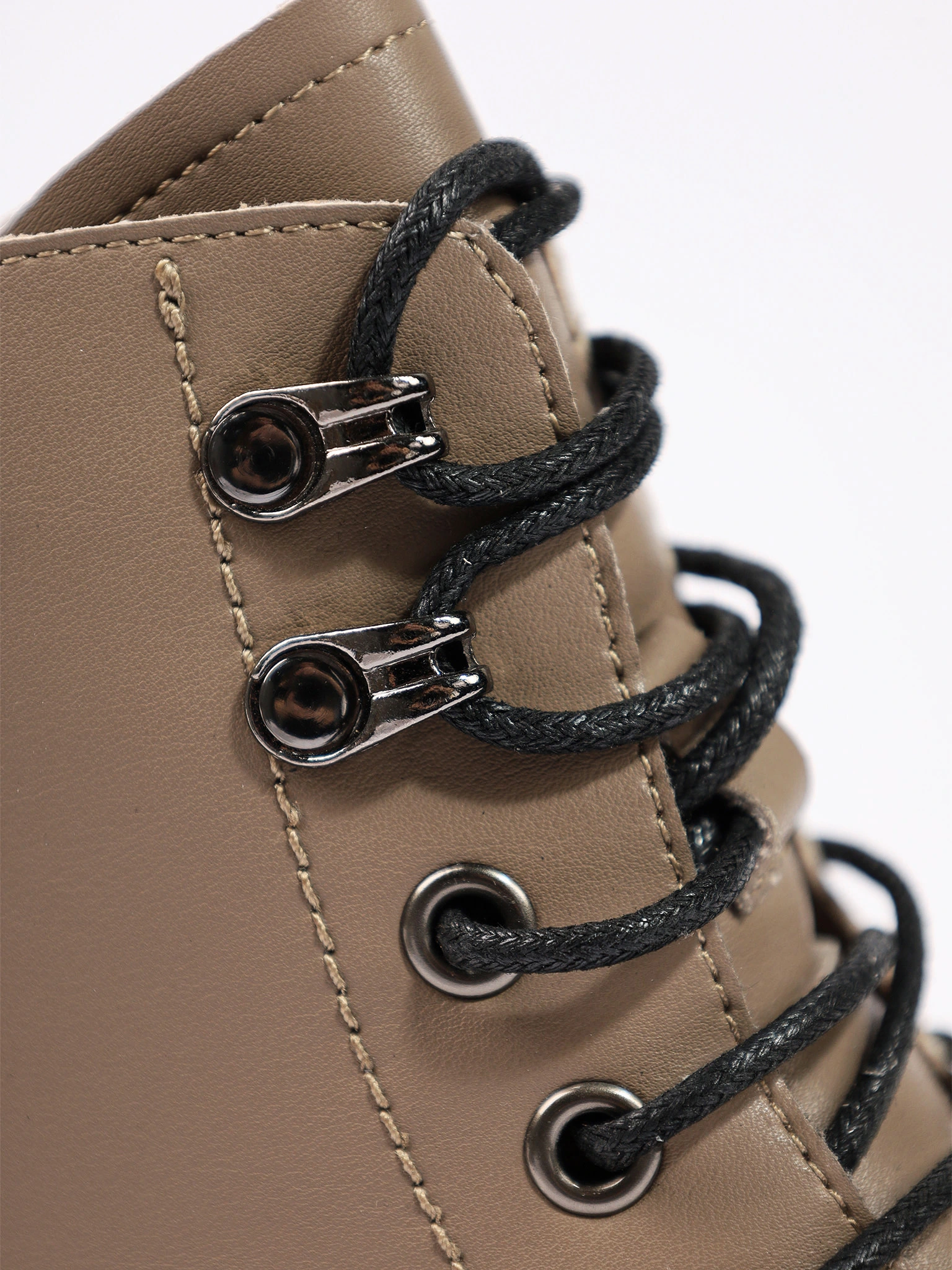 Ботинки-дерби бежевого цвета из натуральной кожи